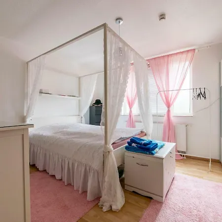 6081 Privatapartment Exibitionshow East Apartment