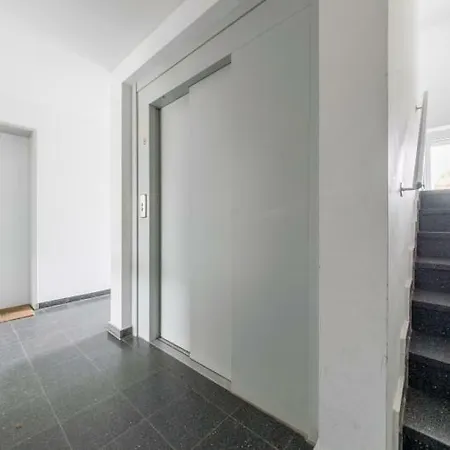 6081 Privatapartment Exibitionshow East